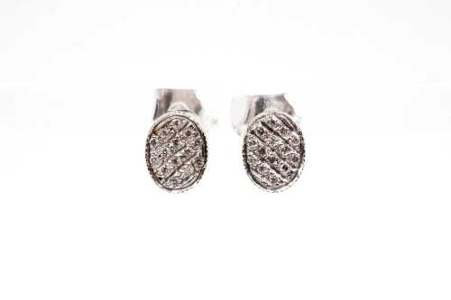 A pair of diamond earrings in 18 carat white gold