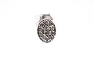 A pair of diamond earrings in 18 carat white gold - 2