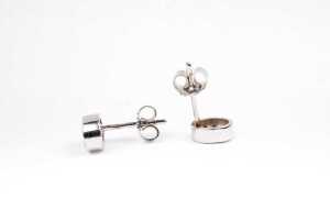 A pair of diamond earrings in 18 carat white gold - 3
