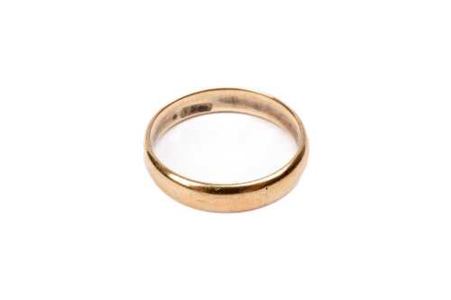 A vintage band in 18 carat yellow gold