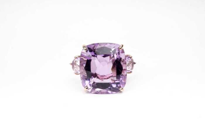 An amethyst ring in 9 carat yellow gold
