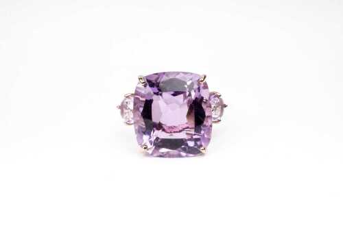 An amethyst ring in 9 carat yellow gold