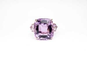 An amethyst ring in 9 carat yellow gold