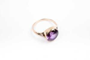 A synthetic purple sapphire ring in 9 carat yellow gold - 2