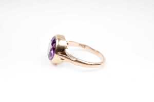 A synthetic purple sapphire ring in 9 carat yellow gold - 3