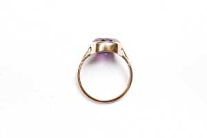 A synthetic purple sapphire ring in 9 carat yellow gold - 4