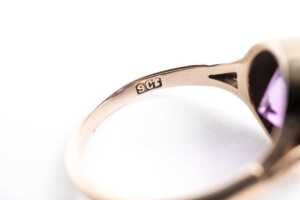 A synthetic purple sapphire ring in 9 carat yellow gold - 5