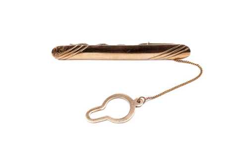 A vintage tie bar in 9 carat yellow gold