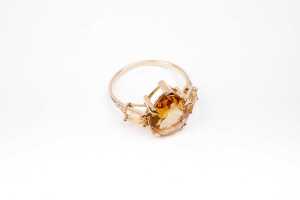 A citrine and diamond ring in 9 carat yellow gold - 2