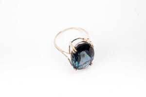A London blue topaz and diamond ring in 9 carat yellow gold - 2