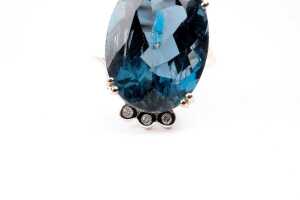 A London blue topaz and diamond ring in 9 carat yellow gold - 4