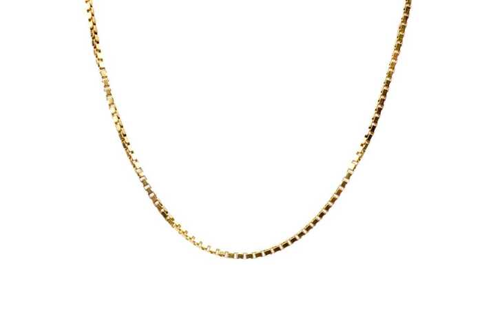 A box link chain in 9 carat yellow gold