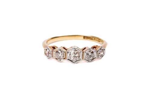 A vintage diamond ring in 18 carat yellow gold and platinum