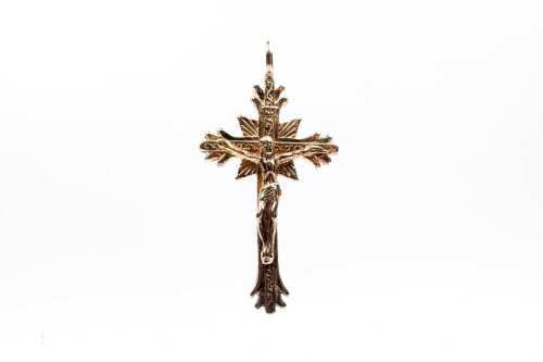 A crucifix in 9 carat yellow gold