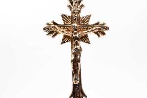 A crucifix in 9 carat yellow gold - 2
