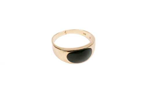 A vintage chrysoprase ring in 9 carat yellow gold