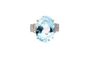 A blue topaz and diamond ring in 9 carat yellow gold