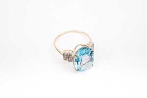 A blue topaz and diamond ring in 9 carat yellow gold - 2