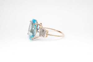 A blue topaz and diamond ring in 9 carat yellow gold - 3