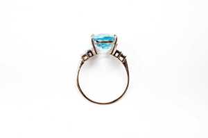 A blue topaz and diamond ring in 9 carat yellow gold - 4