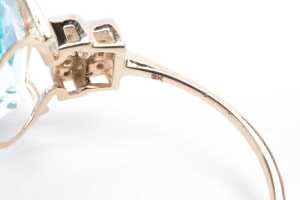 A blue topaz and diamond ring in 9 carat yellow gold - 5