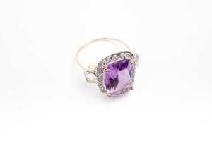 An amethyst, white topaz and diamond ring in 9 carat yellow gold - 2