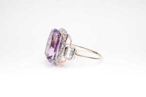 An amethyst, white topaz and diamond ring in 9 carat yellow gold - 3