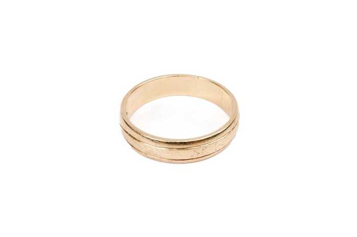A patterned band in 9 carat yellow gold