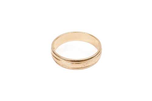 A patterned band in 9 carat yellow gold