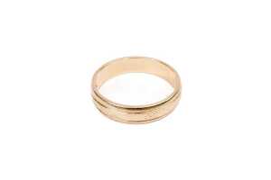 A patterned band in 9 carat yellow gold
