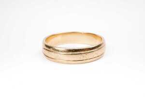 A patterned band in 9 carat yellow gold - 2