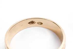 A patterned band in 9 carat yellow gold - 4