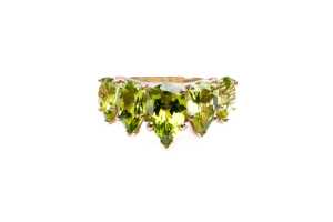 A peridot ring in 9 carat yellow gold