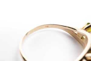 A peridot ring in 9 carat yellow gold - 5