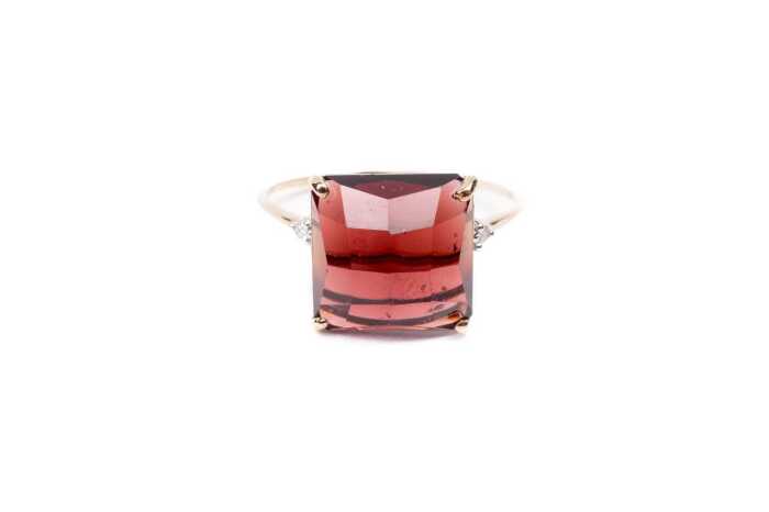 A garnet and diamond ring in 9 carat yellow gold