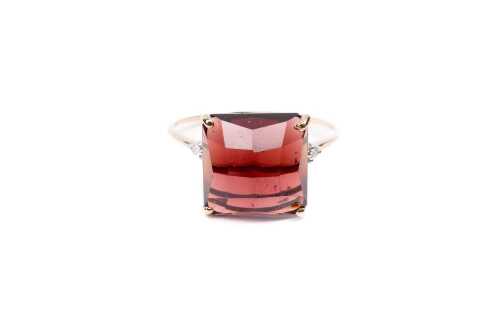 A garnet and diamond ring in 9 carat yellow gold