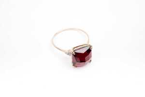 A garnet and diamond ring in 9 carat yellow gold - 2