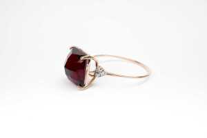 A garnet and diamond ring in 9 carat yellow gold - 3