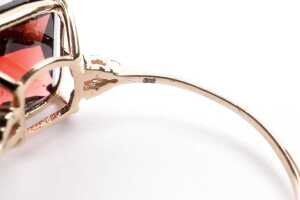 A garnet and diamond ring in 9 carat yellow gold - 5