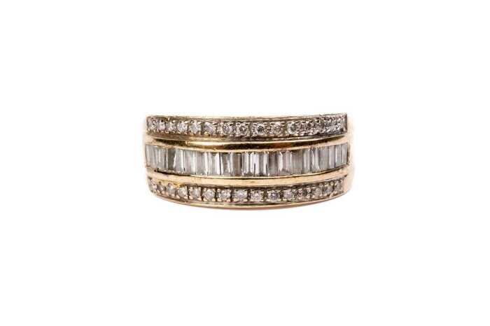 A diamond ring in 9 carat yellow gold