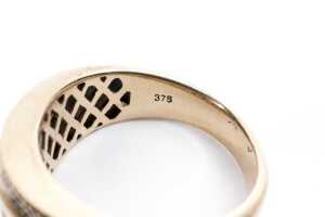 A diamond ring in 9 carat yellow gold - 5