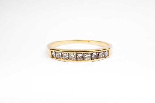 A diamond ring in 18 carat yellow gold