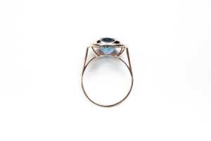 A Blue topaz and diamond ring in 14 carat yellow gold - 4