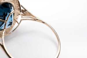 A Blue topaz and diamond ring in 14 carat yellow gold - 5