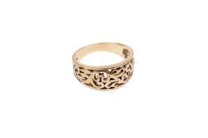 A carved ring in 9 carat yellow gold - 2