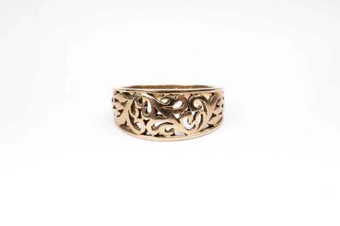 A carved ring in 9 carat yellow gold