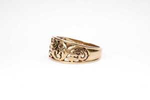 A carved ring in 9 carat yellow gold - 3