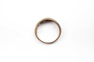 A carved ring in 9 carat yellow gold - 4