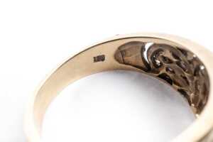 A carved ring in 9 carat yellow gold - 5