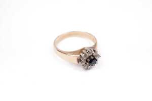 A sapphire and cubic zirconia ring in 9 carat yellow gold - 2